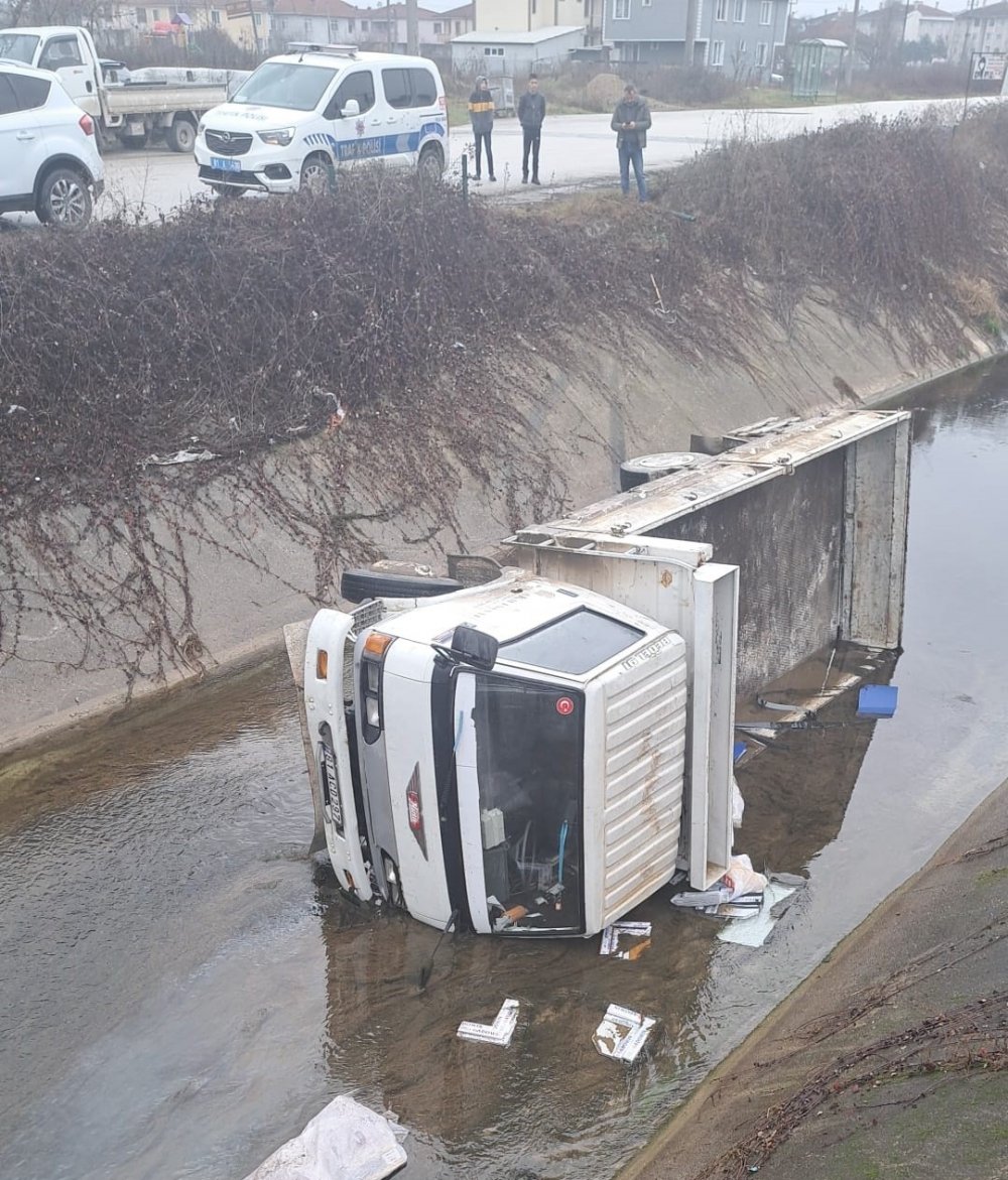 Sürücüsünün direksiyon hakimiyetini kaybettiği kamyon dereye uçtu