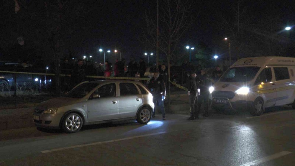 Aracında ölen kadını ihbardan dönen polisler buldu