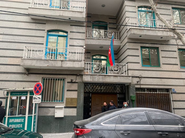 azerbaycanin-tahran-buyukelciligine-duzenlenen-silahli-saldirida-1-kisi-hayatini-kaybetti-2-kisi-yaralandi-2.jpg