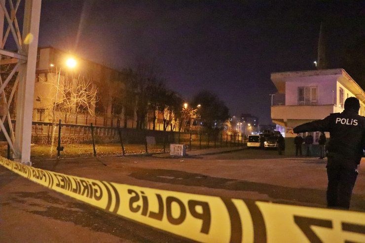 Tren rayına bırakılan çanta fünyeyle patlatıldı