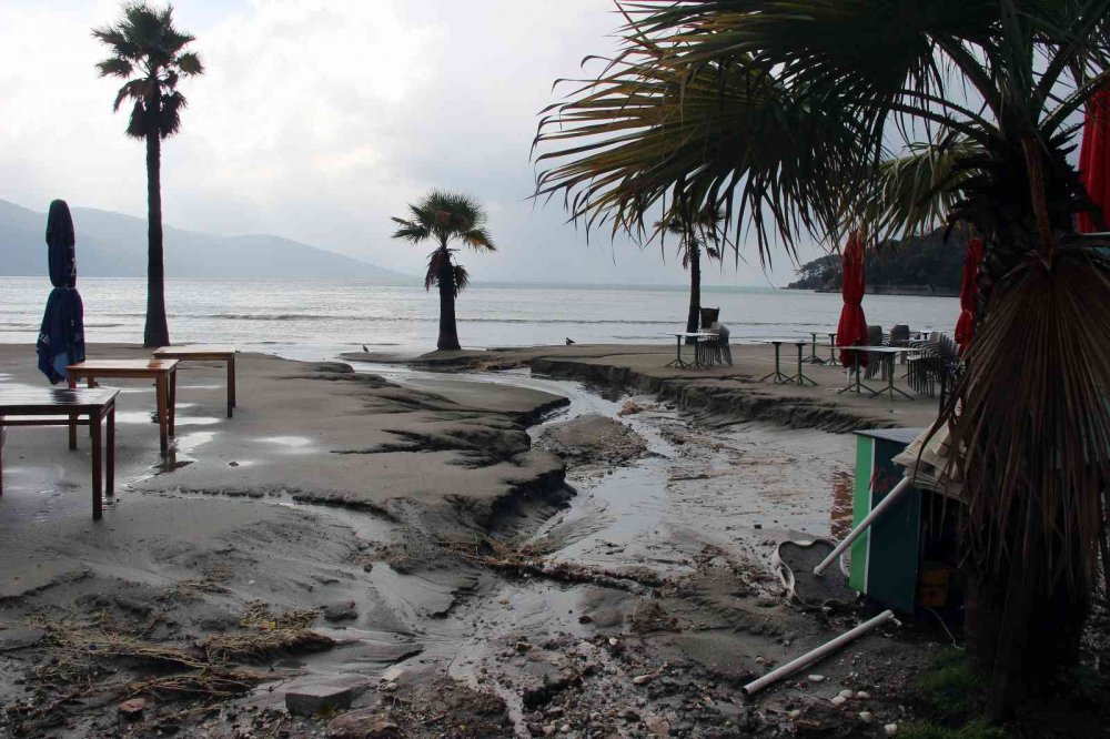 İki gündür etkili olan sağanak yağış sonrası sahil savaş alanına döndü