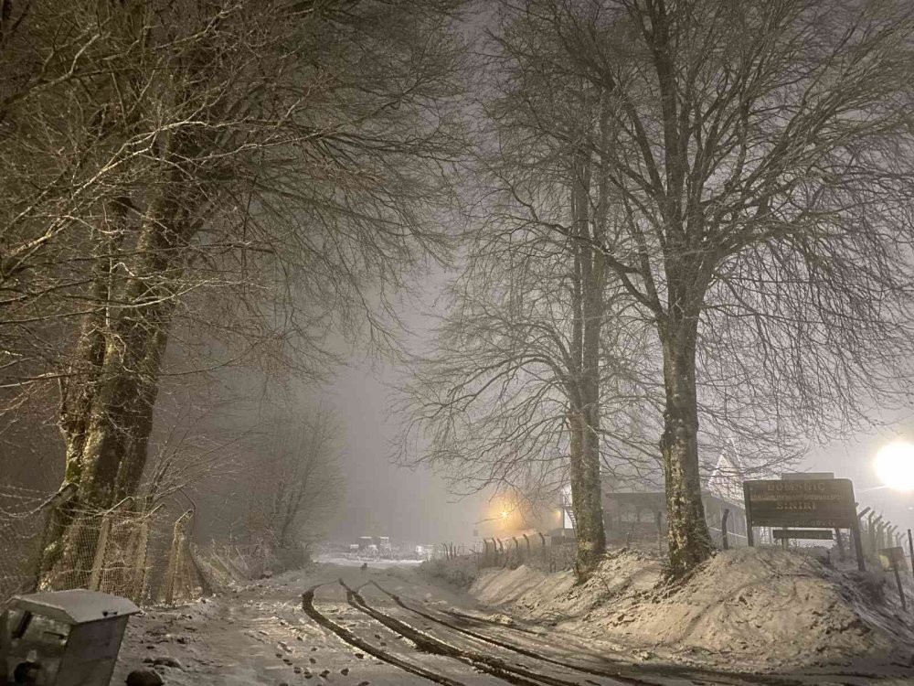 Kar yağışı sürücülere zor anlar yaşatıyor