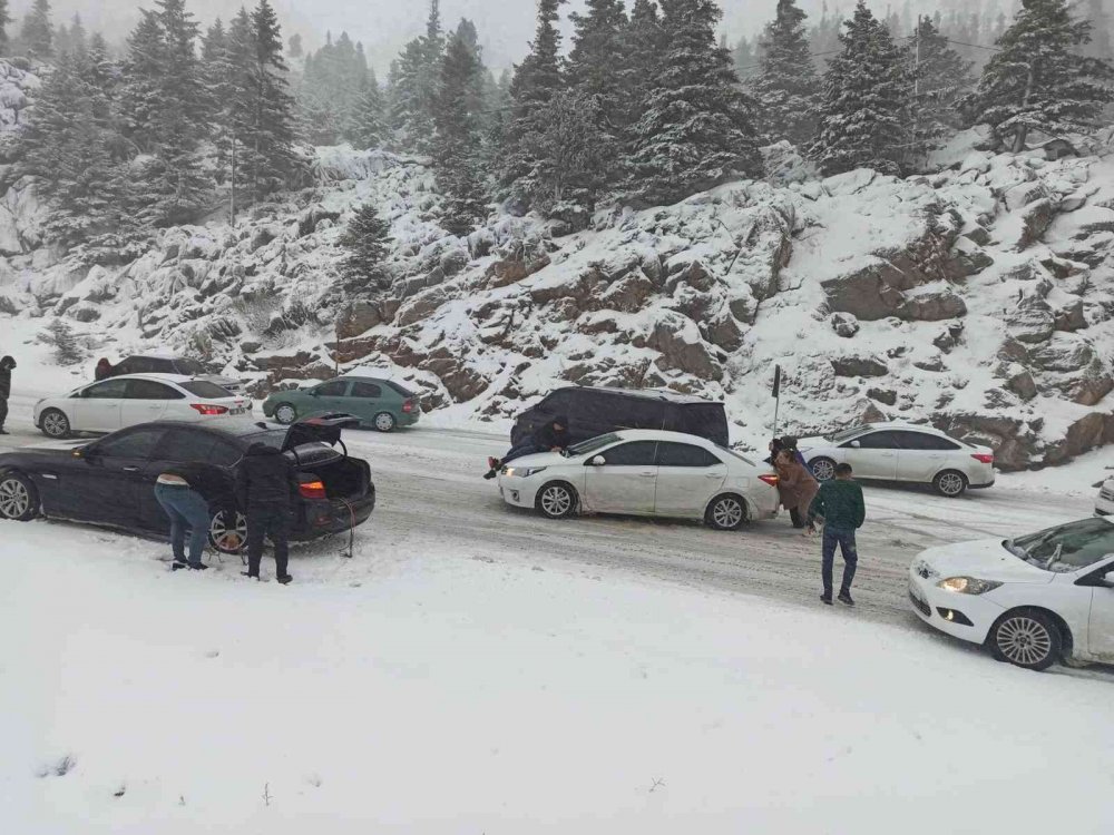 Konya'da kar yağışı etkili oluyor! Yetkililer uyardı