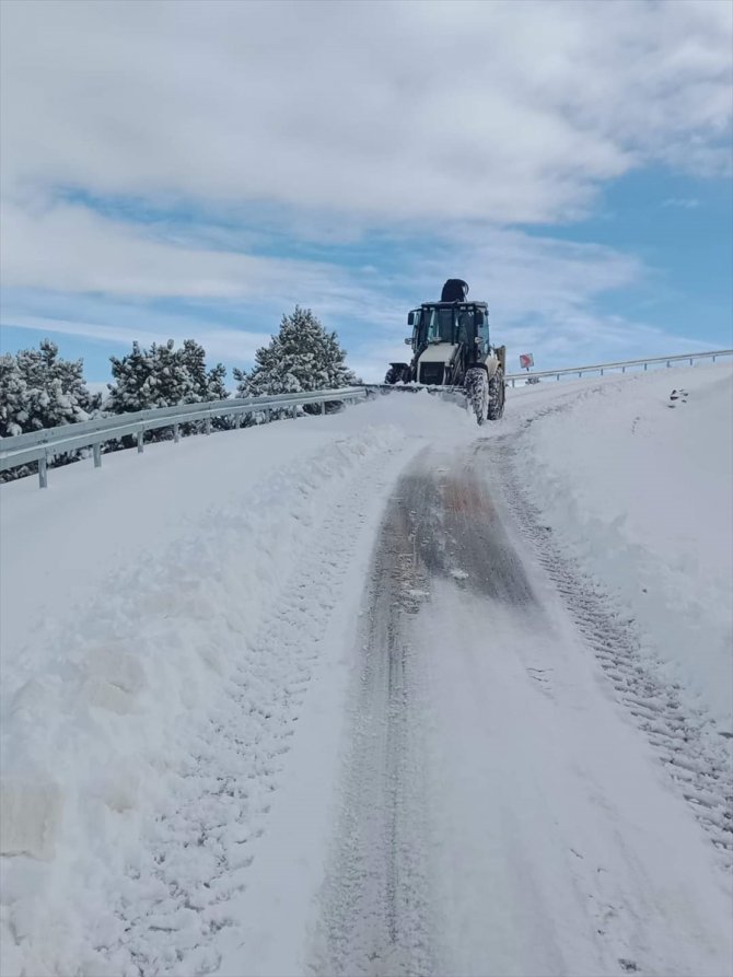 Konya'nın ilçesinde kar yağışı etkili oldu, başkan kayak merkezine davet etti