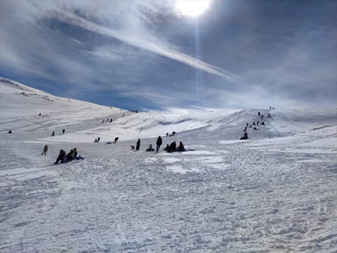 Konya'nın ilçesinde kar yağışı etkili oldu, başkan kayak merkezine davet etti