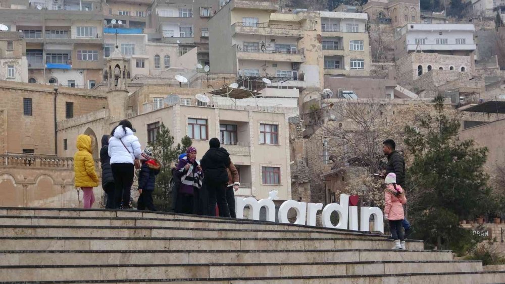 Mardin’de yılın ilk karı lapa lapa yağdı