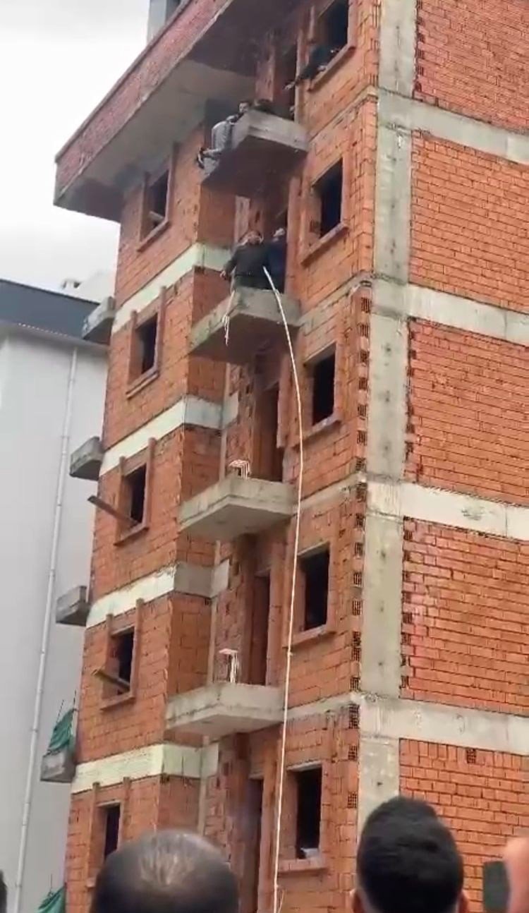 Ölüme kıl payı! İntihar girişiminde bulundu, dakikalarca asılı kaldı