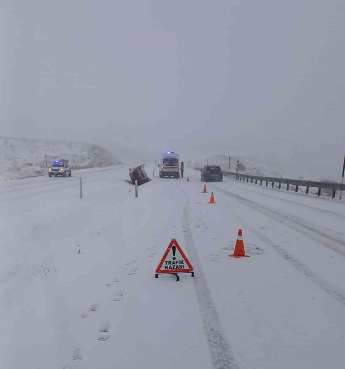 sivas-gurun-kar-yagisi-kazayi-beraberinde-getirdi.jpg