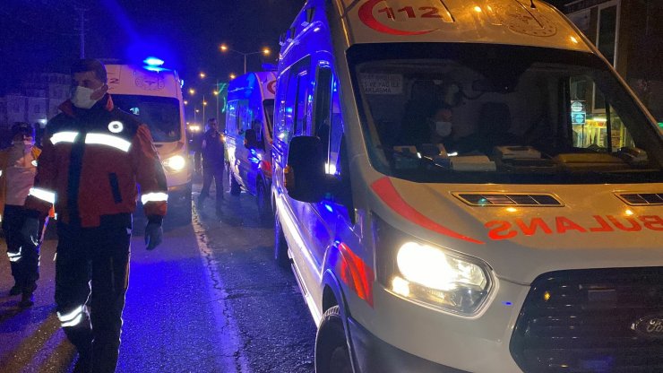 Kamyonetle çarpışan yolcu otobüsü meyve bahçesine savruldu