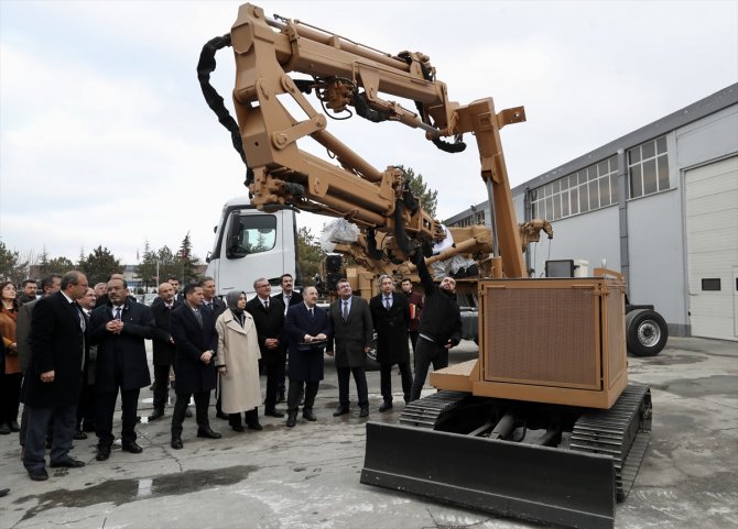 Bakanlar Varank ve Kurum, Konya’da zırhlı tank kurtarıcıyı kullandı