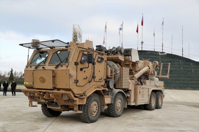 Bakanlar Varank ve Kurum, Konya’da zırhlı tank kurtarıcıyı kullandı