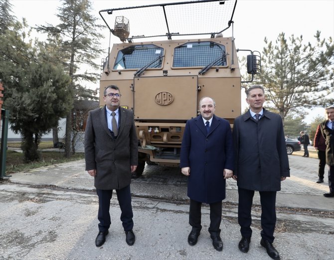 Bakanlar Varank ve Kurum, Konya’da zırhlı tank kurtarıcıyı kullandı