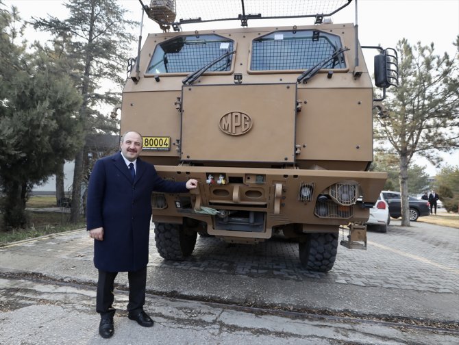 Bakanlar Varank ve Kurum, Konya’da zırhlı tank kurtarıcıyı kullandı