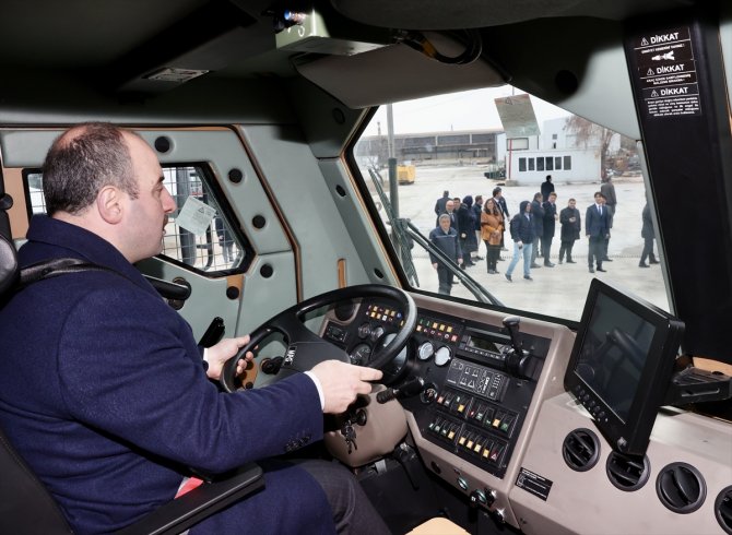 Bakanlar Varank ve Kurum, Konya’da zırhlı tank kurtarıcıyı kullandı