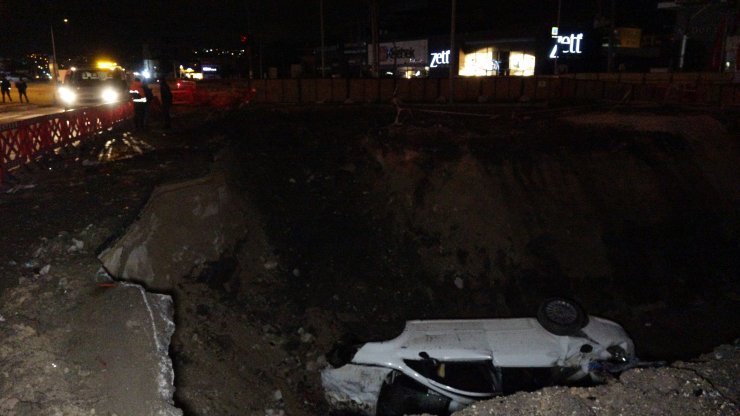 Metro inşaatı nedeniyle kazılan çukura düşen otomobilin sürücüsü yaralandı
