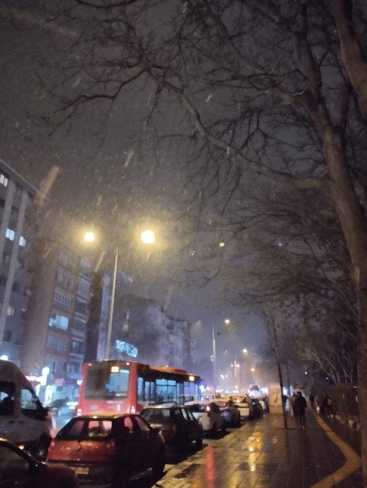 Ankara'da kar yağışı başladı