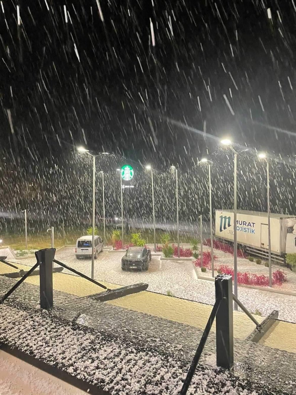 Antalya’da doludan kaçan araçlar akaryakıt istasyonlarına sağındı