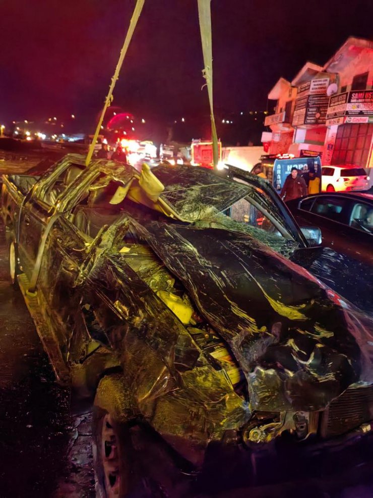 Artvin'de kamyonet, dereye uçtu; sürücü öldü, eşi yaralı