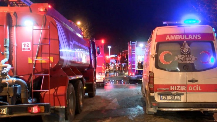 Esenyurt'ta tamirhane alev alev yandı; köpek ve güvercinler can verdi