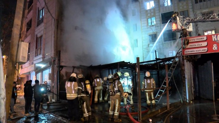 Esenyurt'ta tamirhane alev alev yandı; köpek ve güvercinler can verdi