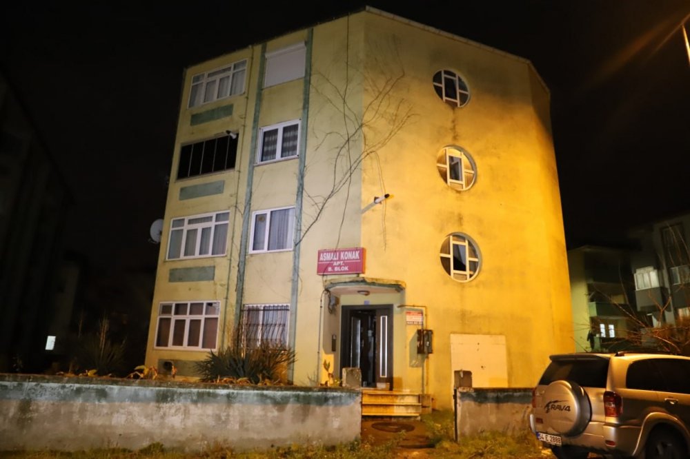 Girdikleri apartmanda 9 daireyi soyup sırra kadem bastılar
