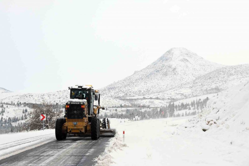 Konya Büyükşehir 31 ilçede kar ve buzlanmaya karşı görev başında