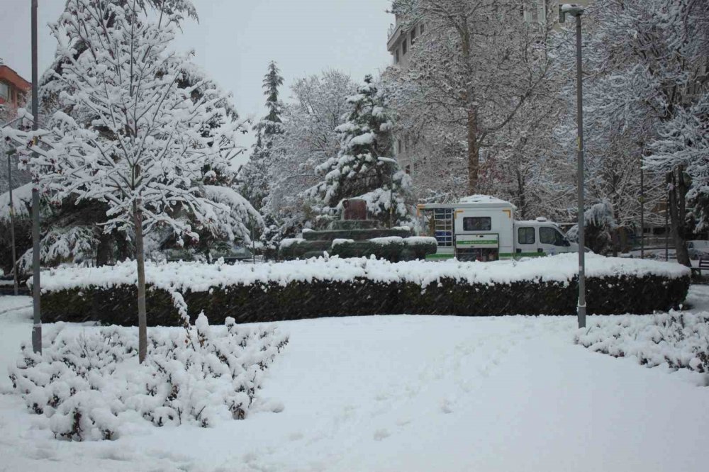 Konya'da kar yağışı vatandaşı sevindirdi