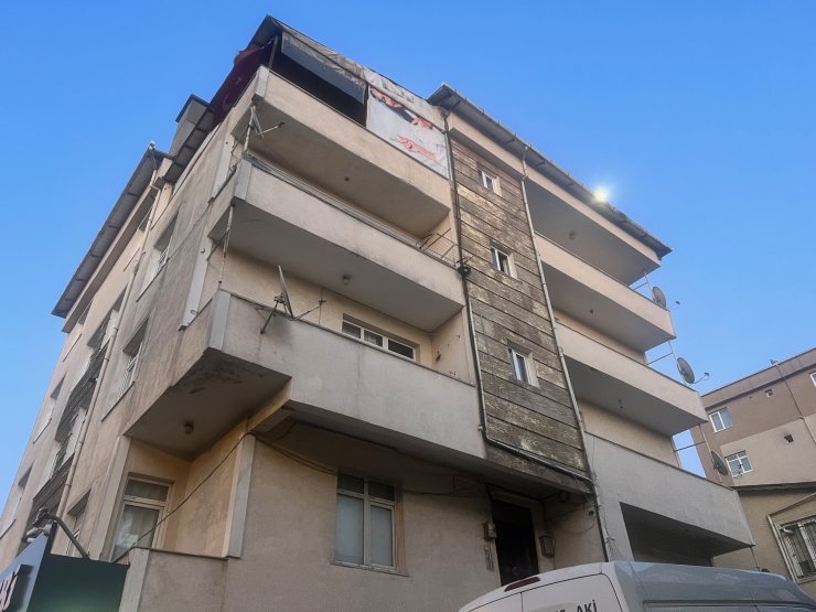 Çekyatın içinde yanmış kadın cesedi buldu.