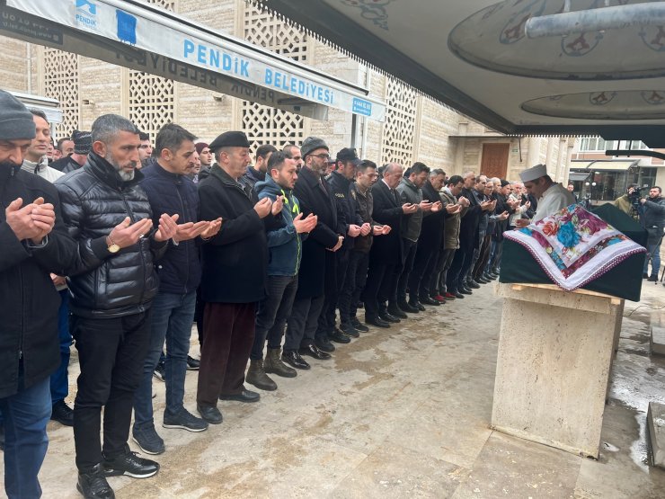 Kartal'da evlerinde ölü bulunan anne ve kızları son yolculuğuna uğurlandı