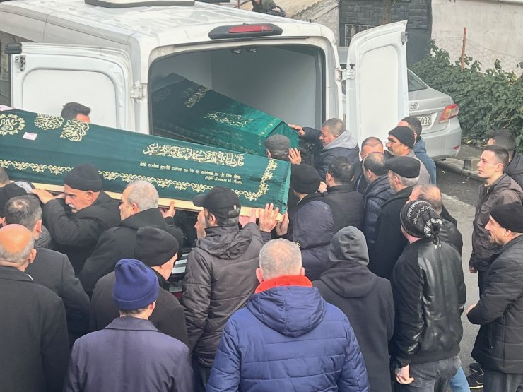 Kartal'da evlerinde ölü bulunan anne ve kızları son yolculuğuna uğurlandı