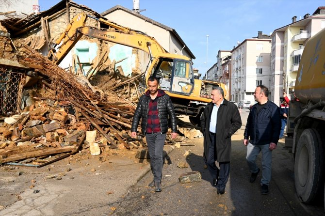 Konya'nın ilçesinde metruk binalar yıkılıyor