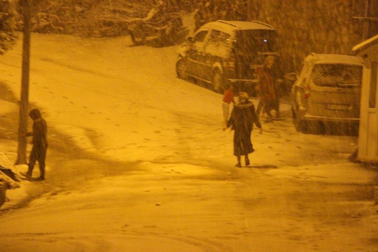 Şırnak'ta 15 yerleşim yeri yolu, kardan kapandı