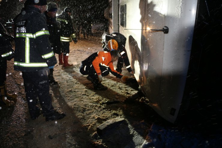 Tokat'ta yolcu otobüsü devrildi: 1 ölü, 15 yaralı