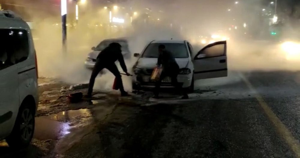Alev alev yanan otomobili yol kenarına çekti, park halindeki otomobili de yaktı