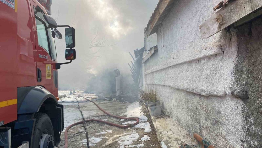 Konya’da garajda çıkan yangında otomobil küle döndü
