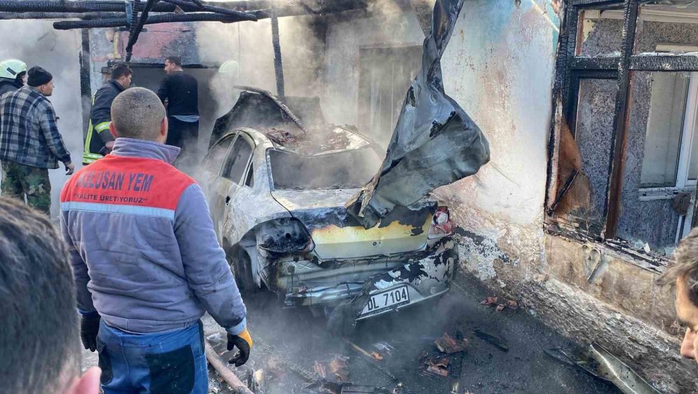 Konya’da garajda çıkan yangında otomobil küle döndü