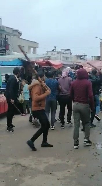 Pazar yerinde yabancı uyruklu iki grup arasında sopalı kavga