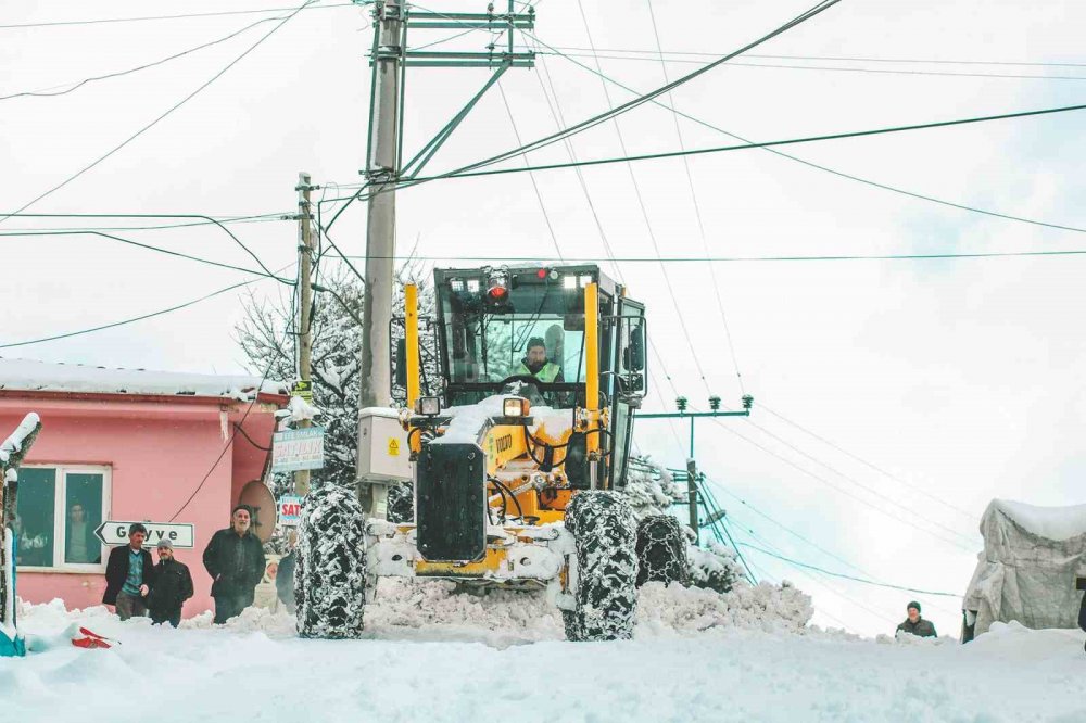 Sakarya’da kardan kapanan yollar ulaşıma açıldı