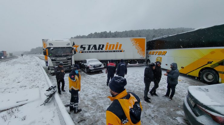 Bolu'da zincirleme kaza; 5 yaralı, İstanbul yönü kapandı