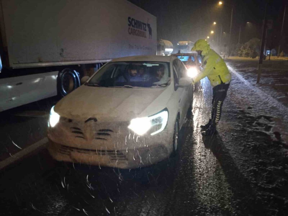 Kar yağışı ulaşımda olumsuzlara neden oldu