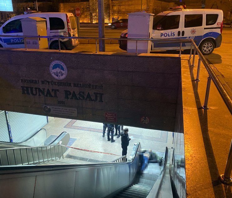 Yürüyen merdivenden düşüp öldü