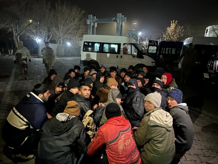 15 kişilik minibüsten 35 kaçak göçmen çıktı