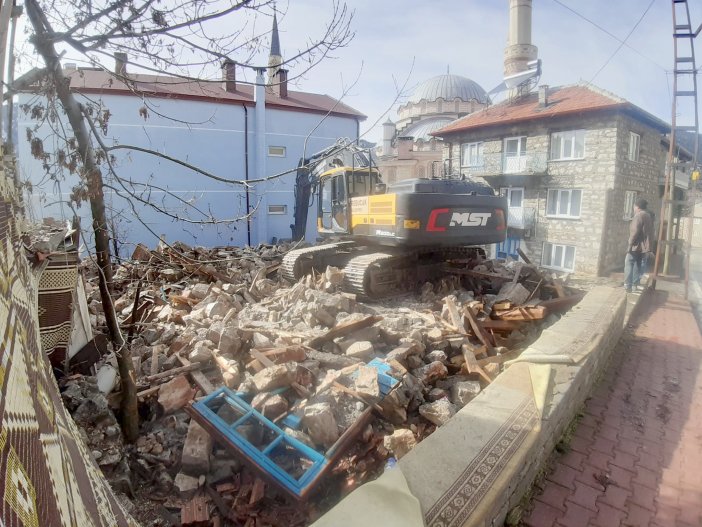 derebucakta-metruk-binalar-yikiliyor-2.jpg