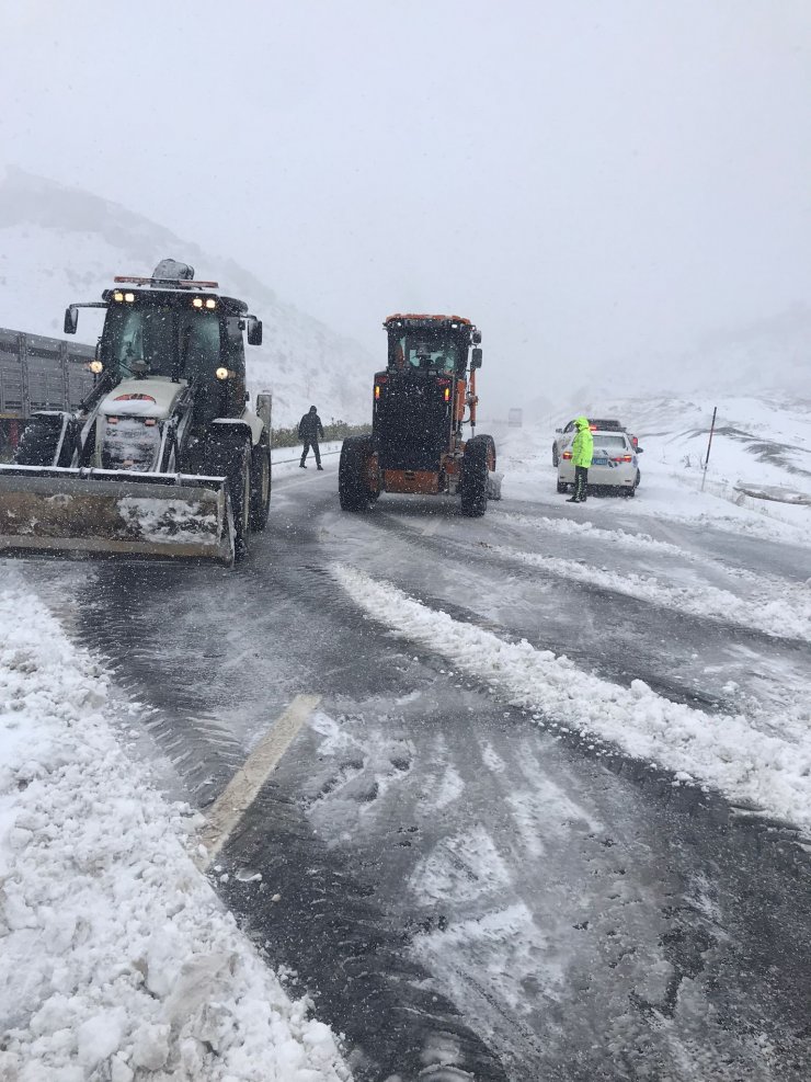 Mardin-Diyarbakır yolunda ulaşıma kar engeli