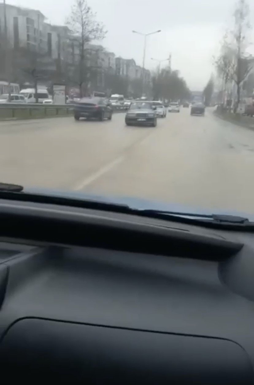 Kayganlaşan yolu fırsat bildi, drift atarak ilerledi