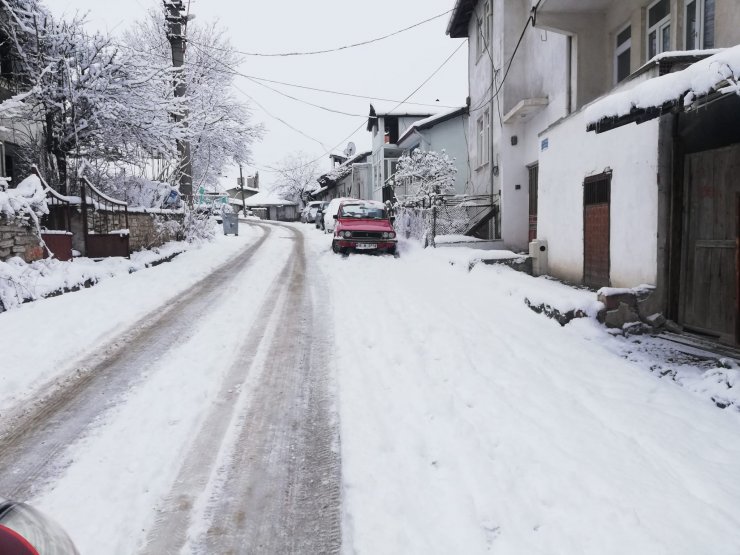 Uludağ'da kar kalınlığı 1 metreye yaklaştı; kent merkezinde ekipler teyakkuzda