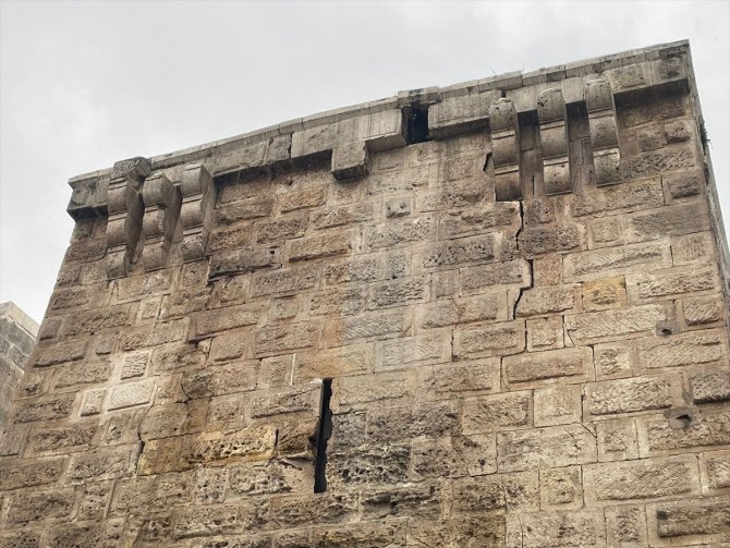 Depremde tarihi Gaziantep Kalesi de hasar gördü