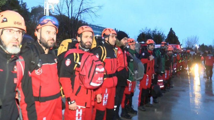 İstanbul'dan deprem bölgesine arama kurtarma ekipleri gidiyor