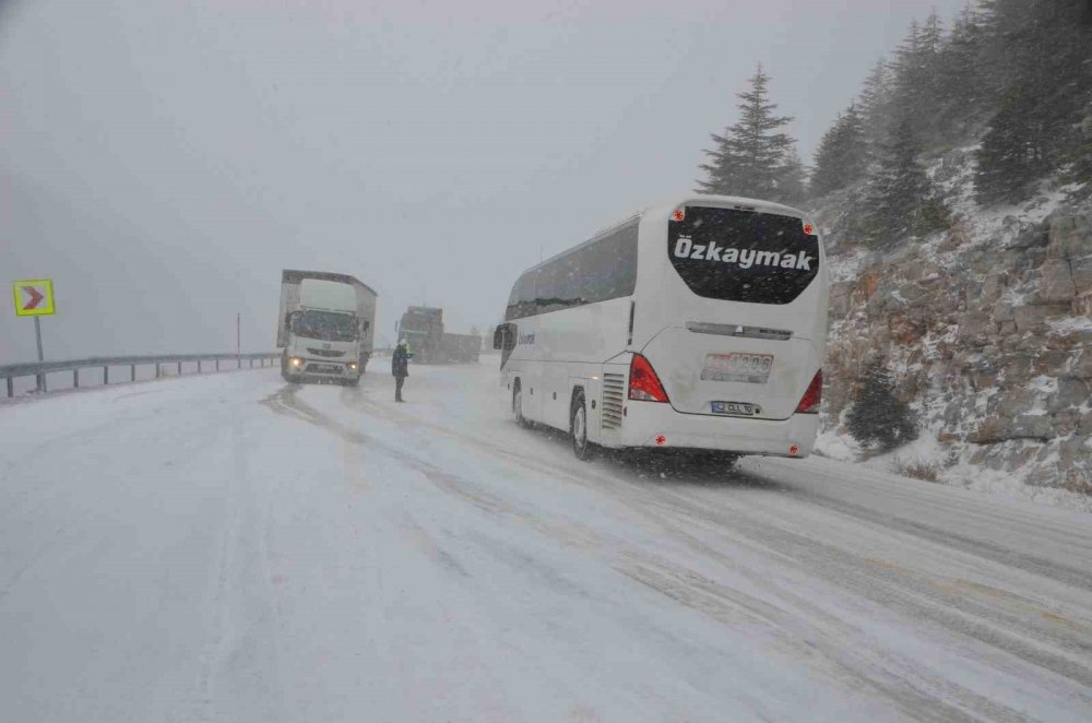 Konya-Antalya kara yolu kontrollü olarak ulaşıma açıldı
