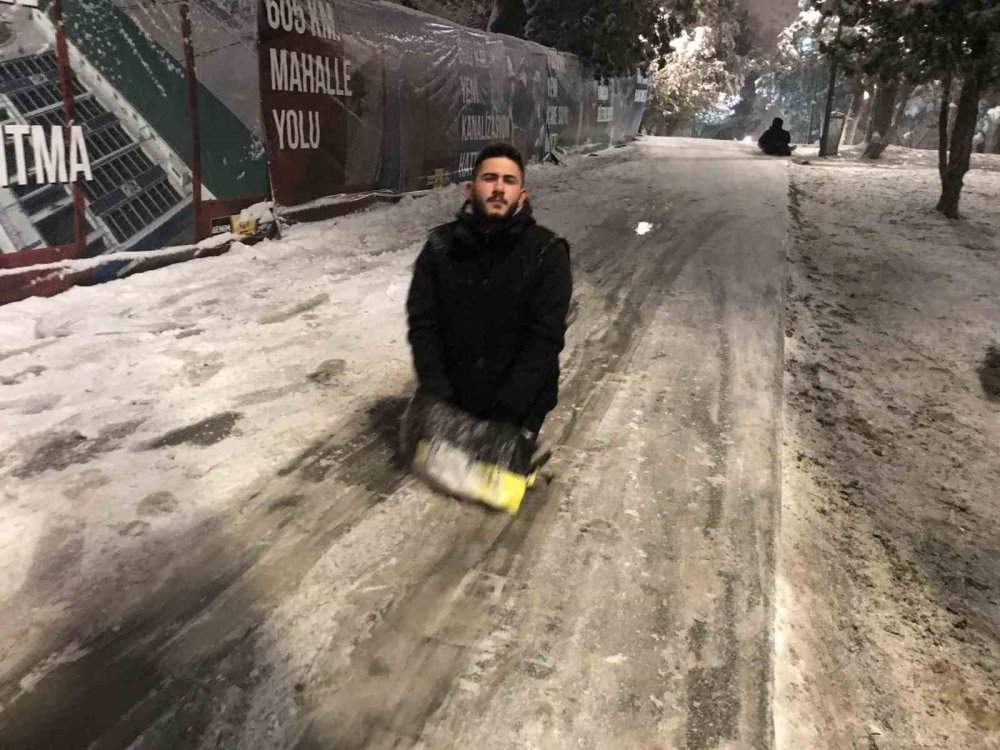 Konya’da naylon poşetli kayak keyfi